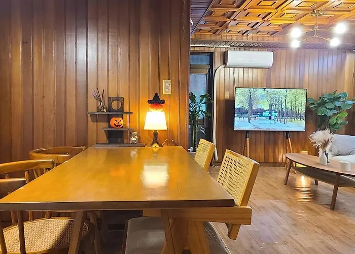 M1 Wood House Hongik Univ 6 Double Beds