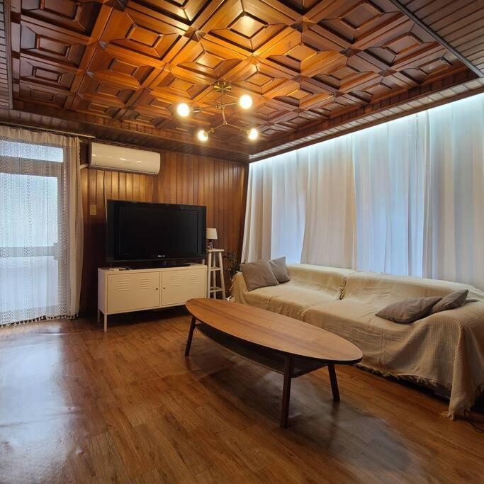 M1 Wood House Hongik Univ 6 Double Beds Seoul