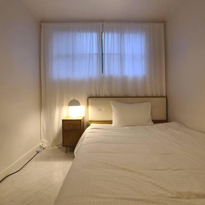 M1 Wood House Hongik Univ 6 Double Beds Apartment Seoul