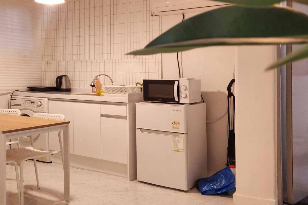 M1 Wood House Hongik Univ 6 Double Beds Apartment Seoul