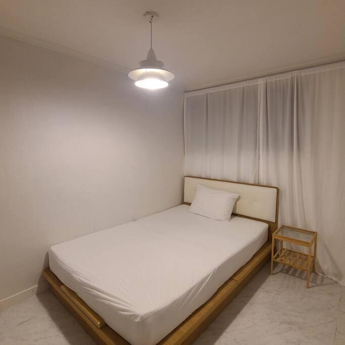M1 Wood House Hongik Univ 6 Double Beds Apartment Seoul