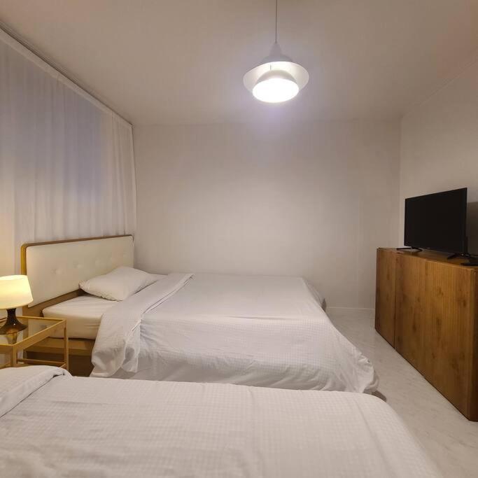 M1 Wood House Hongik Univ 6 Double Beds Seoul