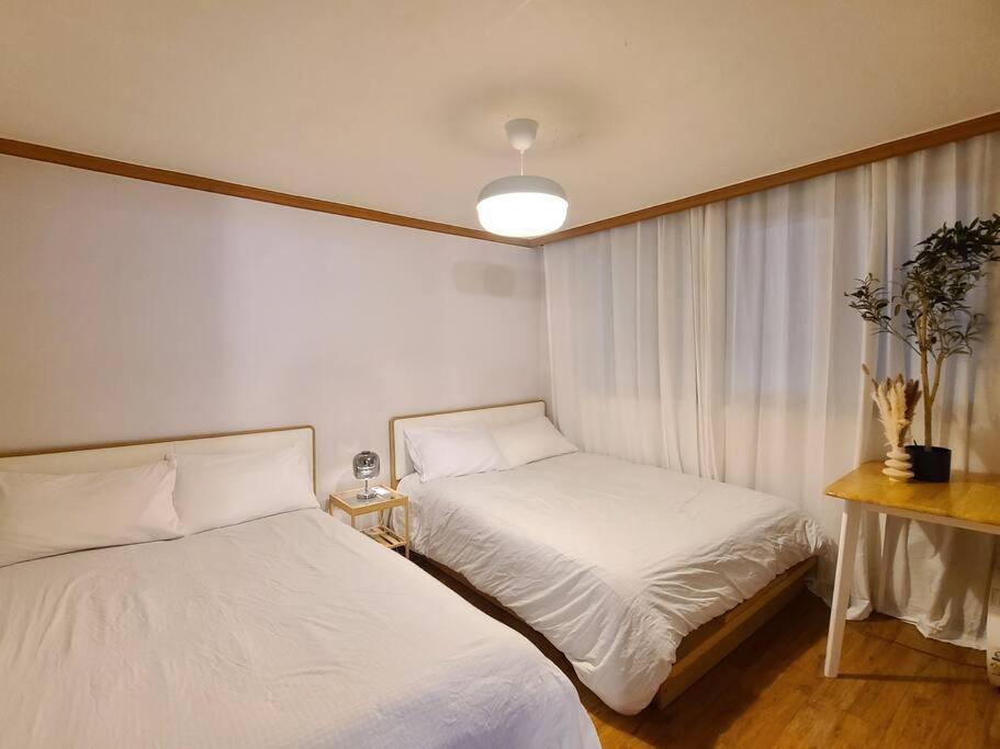M1 Wood House Hongik Univ 6 Double Beds * Seoul