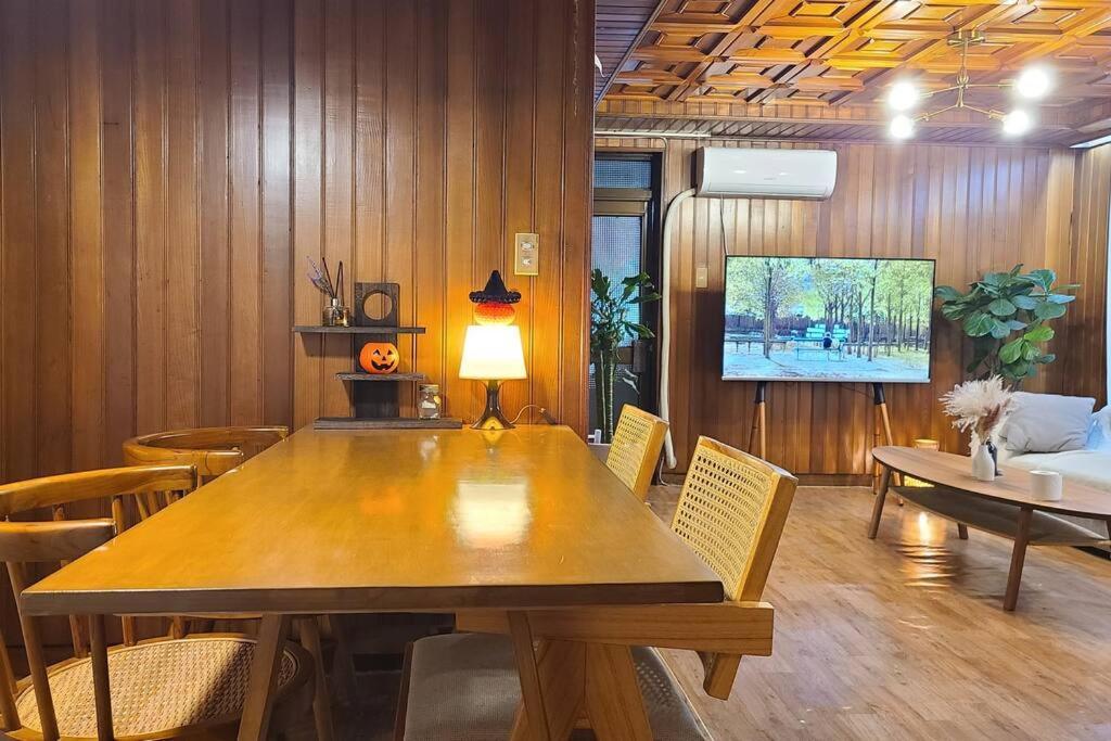 M1 Wood House Hongik Univ 6 Double Beds Apartment
