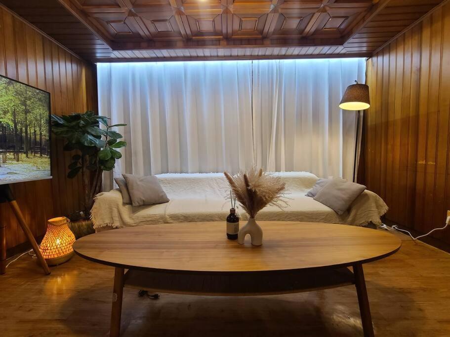 M1 Wood House Hongik Univ 6 Double Beds