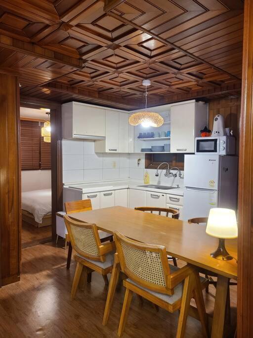 Apartment M1 Wood House Hongik Univ 6 Double Beds