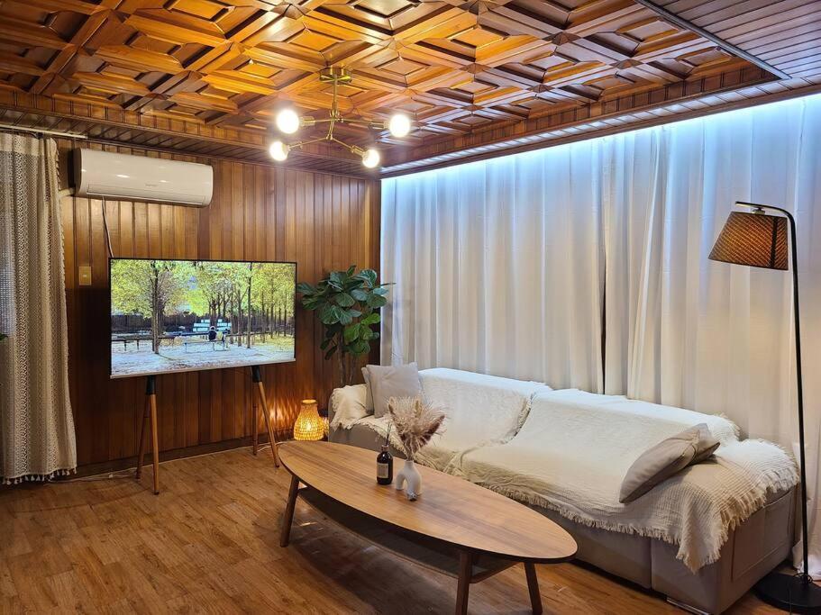 M1 Wood House Hongik Univ 6 Double Beds Seoul