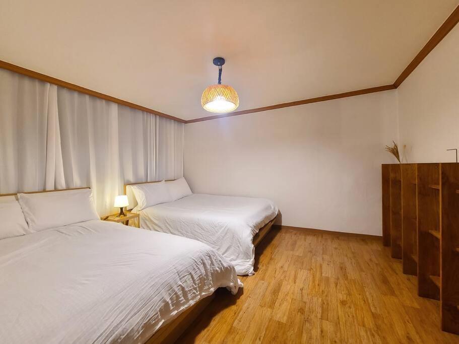 M1 Wood House Hongik Univ 6 Double Beds Seoul